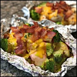 Ein Alupäckchen mit Bacon und Brokkoli.