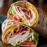 Ein Sandwich mit Bacon und Salat.