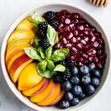 Eine Schale voller Obst mit Heidelbeeren, Himbeeren und Brombeeren.