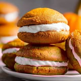 Kürbis Whoopie Kekse auf einem Teller.