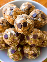 Eine Schale mit Energiebällchen.