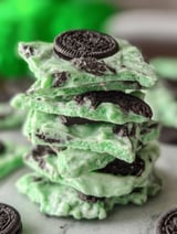Ein Stapel Mint- und Schoko Oreo Bark.