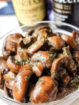 Eine Schüssel Pilze mit Butter und Worcestershire Sauce.