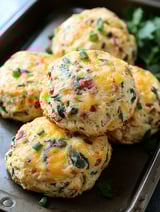 Ein Blech Knäcke mit grüner Dekoration.