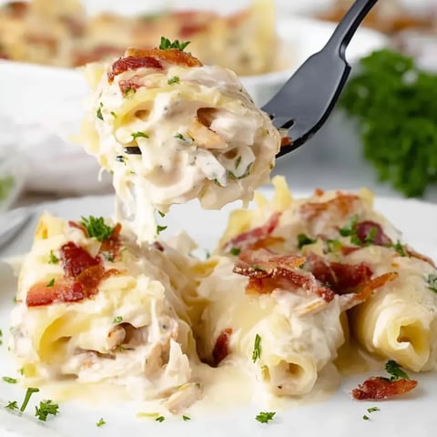 Eine Gabel sticht in ein Gericht.