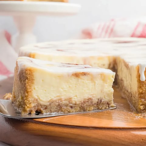 Ein Stück Kuchen auf einem Teller.