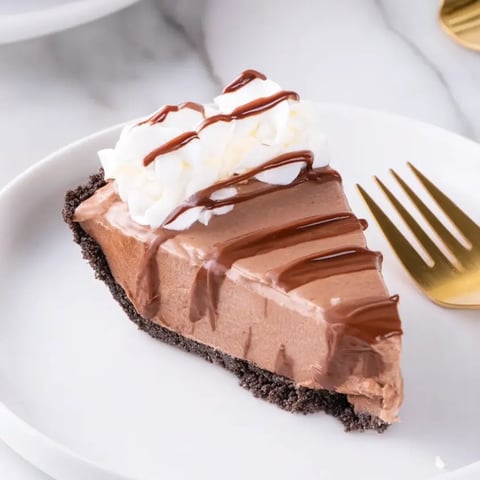 Ein Stück Schokoladenkuchen mit Schlagsahne.