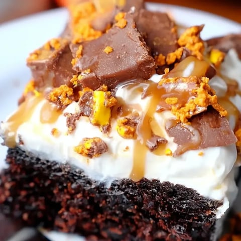 Ein Stück Schokoladenkuchen mit Karamellsoße.