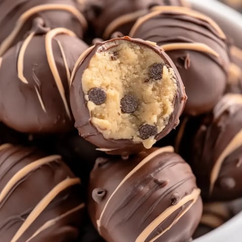Mit Schokolade überzogene Cookies mit Schokostückchen.
