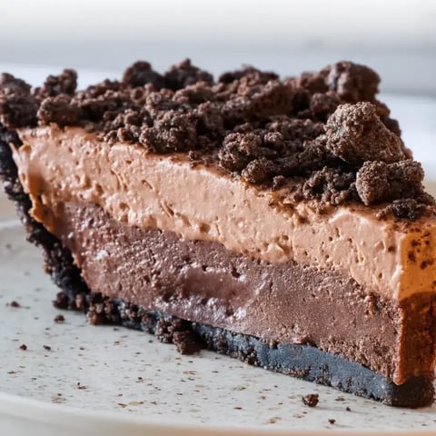 Ein Stück Schokokuchen mit Schoko-Streuseln.