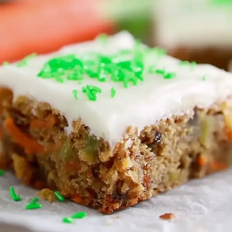 Ein Stück Kuchen mit grünem Topping.