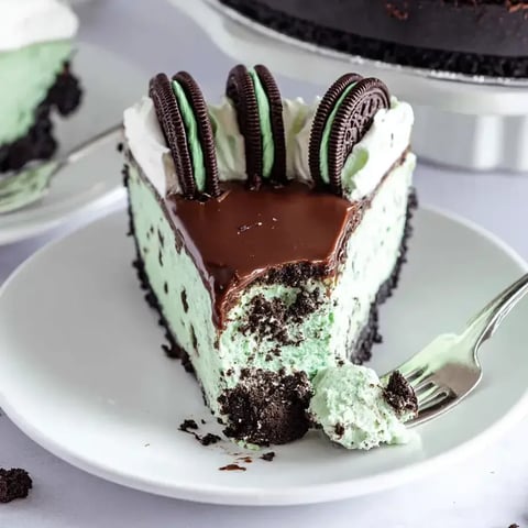 Ein Stück Kuchen mit Schokolade und weißem Frosting.