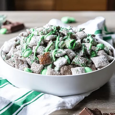 Eine Schüssel Getreide mit grünen und weißen Marshmallows.