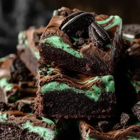 Schokoladenkuchen mit Oreo-Keksen als Deko.