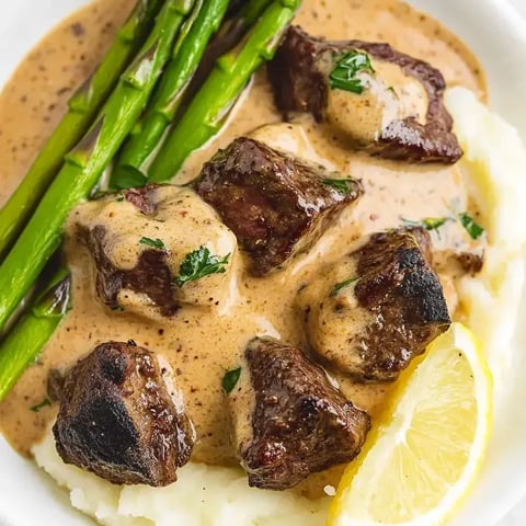 Eine Schale mit Fleisch und Gemüse.