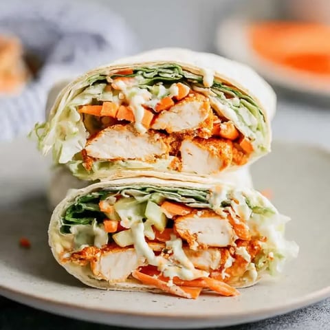 Ein Sandwich mit Hähnchen und Gemüse.