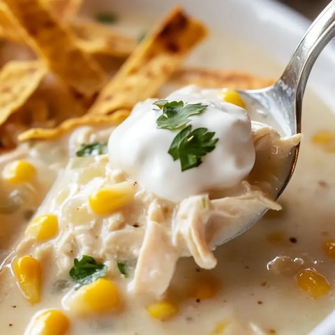 Ein Löffel in einer Schüssel mit Suppe.