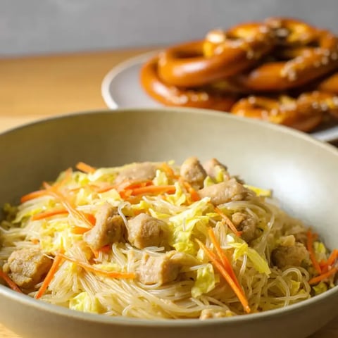 Eine Schüssel Nudeln mit Fleisch und Gemüse.