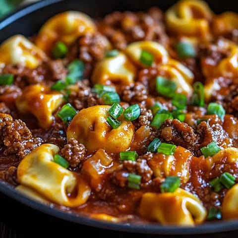 Eine Schüssel Pasta mit Fleisch und Gemüse.