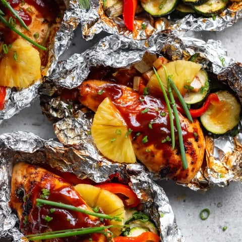 Nahaufnahme von Hähnchen und Ananas mit frischem Gemüse.