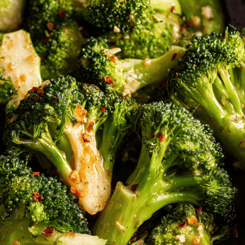 Brokkoli mit Gewürzen aus nächster Nähe.