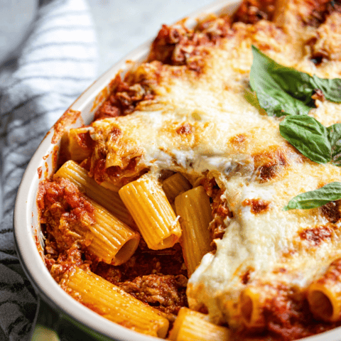 Eine Schüssel Pasta mit Käse und Spinat.