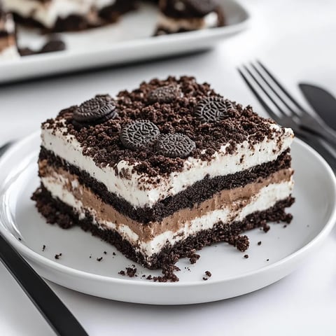 Ein Stück Schokokuchen mit Schokodrops obendrauf.