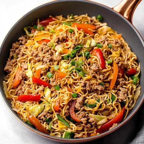 Schüssel mit Nudeln, Huhn und Gemüse.