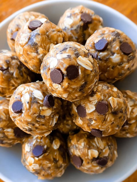 Eine Schale mit Energiebällchen.