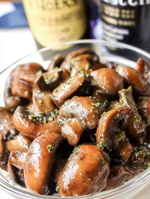 Eine Schüssel Pilze mit Butter und Worcestershire Sauce.