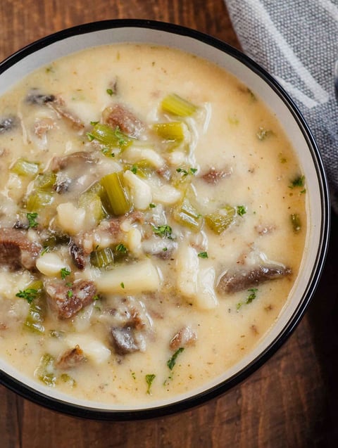 Eine Schüssel Suppe mit Fleisch und Gemüse.