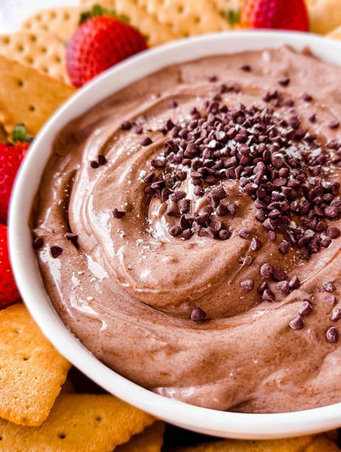 Schüssel mit schokoladigem Brownie Dip und Schokostückchen obendrauf.