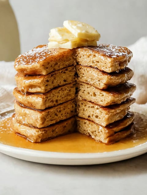 Französischer Toast auf einem Teller gestapelt.