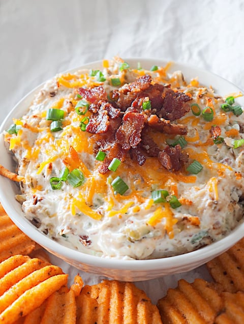 Eine Schüssel mit cremigem Kartoffeldip.