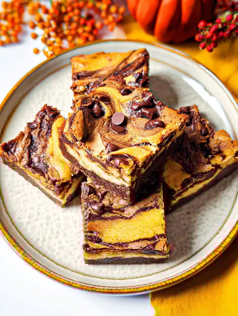 Ein Teller Brownies mit Schokostückchen oben drauf.