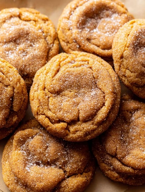 Ein Stapel Kekse mit Zuckerschicht
