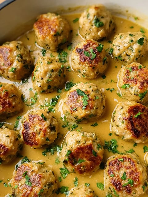 Frikadellen in cremiger Soße.
