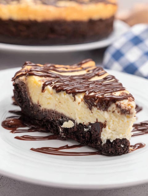 Ein Stück Brownie mit cremiger Frischkäse-Schicht.