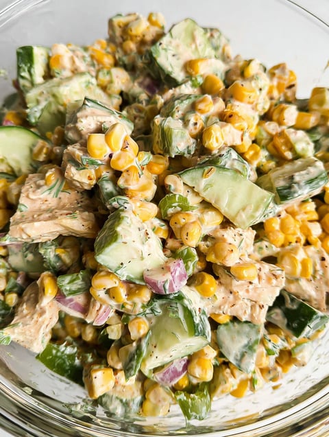 Eine Schüssel cremiger Corn Gurken Salat.