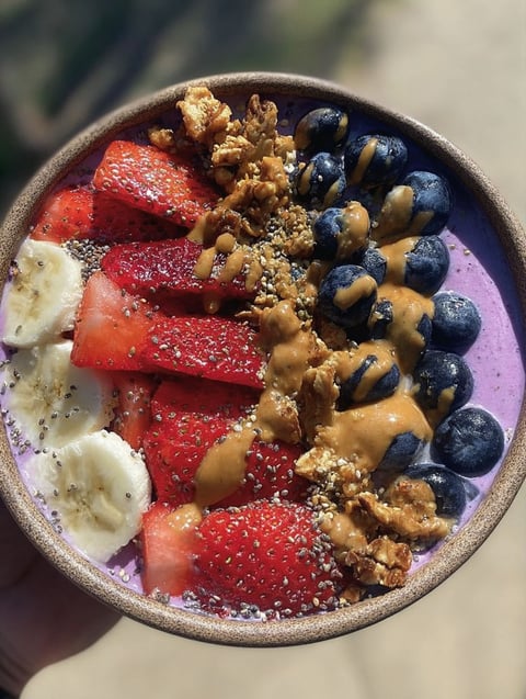 Schale mit Obst und Nüssen