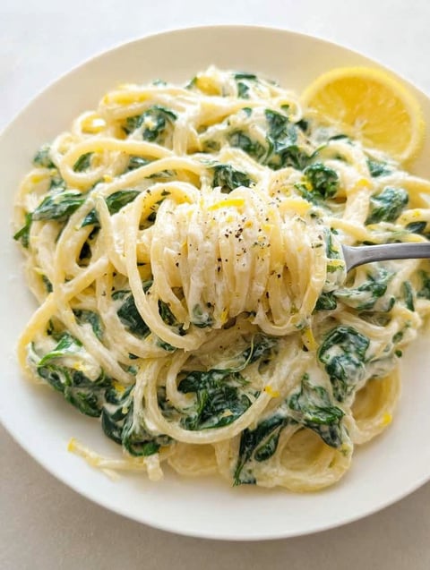 Ein Teller Pasta mit Spinat und Zitrone.