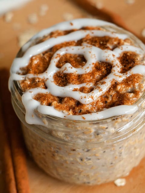 Ein Glas Zimtrollen-Haferbrei.