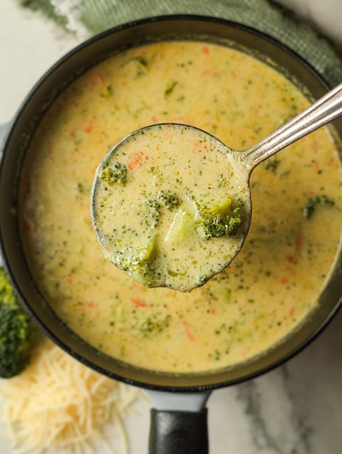 Löffel steckt in einer Schüssel Suppe.