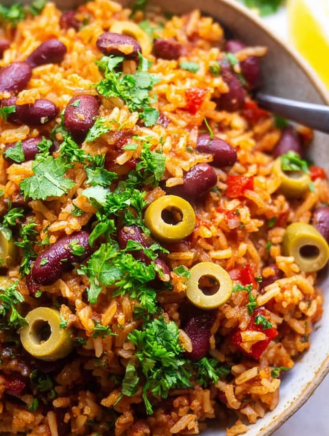 Eine Schüssel Reis und Bohnen mit Frühlingszwiebeln.