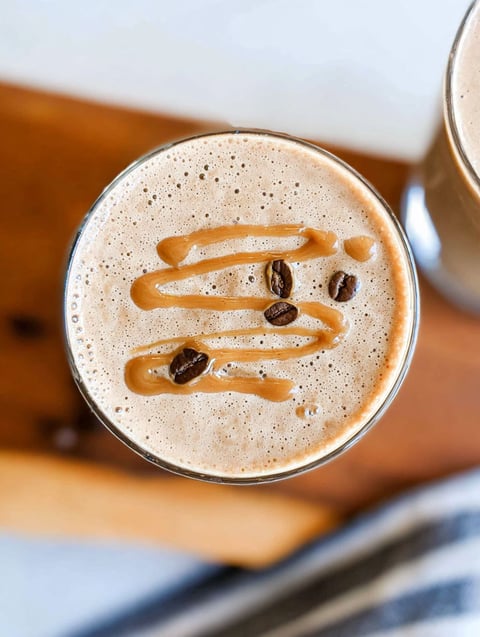 Ein Glas Kaffee-Smoothie mit Karamell-Topping
