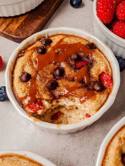 Ofen-Pancake mit Protein, Schokostückchen und Himbeeren.