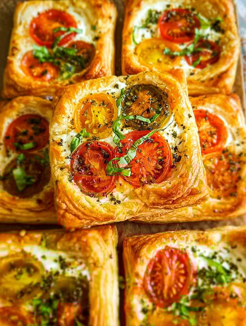 Nahaufnahme von einem Tomaten-Tartlet mit Blätterteig.