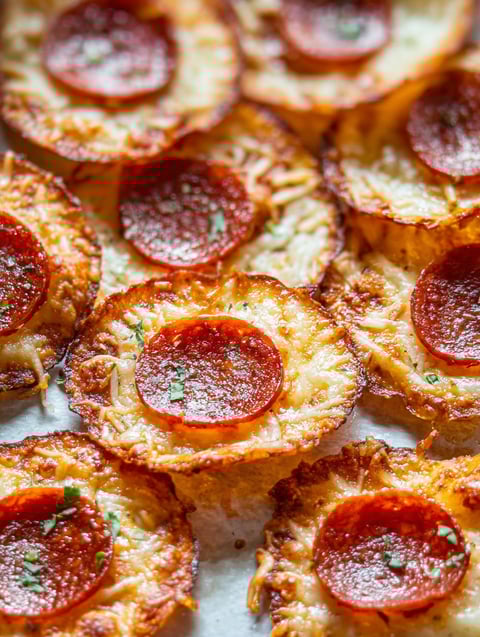 Nahaufnahme einer Pizza mit Pepperoni und Käse.