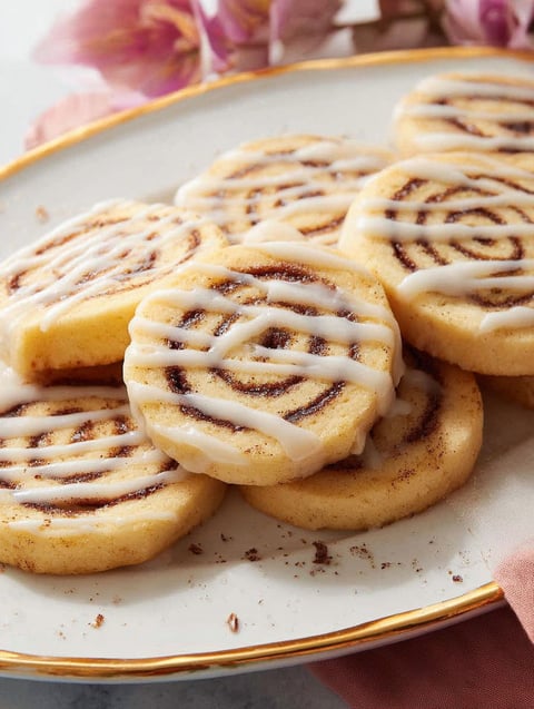 Ein Teller mit Zimtschnecken Keksen.