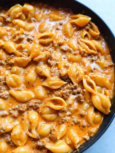 Eine Schüssel mit cremigem Rind und Muscheln.